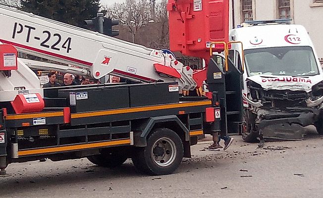 AMBULANSIN KARIŞTIĞI KAZA KORKUTTU