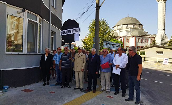 BALKAN TÜRKLERİ, YUNANİSTAN KONSOLOSLUĞU'NA SİYAH ÇELENK BIRAKTI