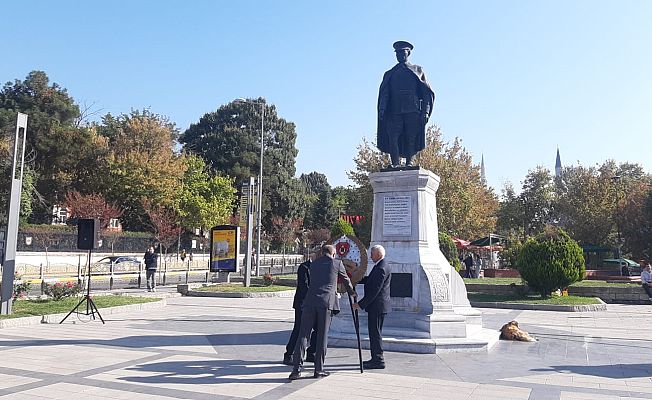 EMEKLİ ASTSUBAYLAR ATAYA ÇELENK SUNDU