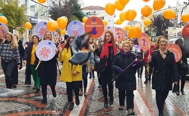 KADINLARDAN "ŞİDDETSİZ ADIMLAR" YÜRÜYÜŞÜ