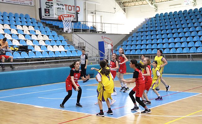 KÜÇÜK KIZLAR BASKETBOL MÜSABAKASI SONUÇLANDI