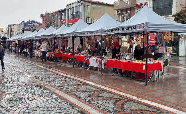 KADINLAR STANT AÇTI