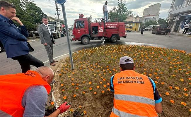 LALAPAŞA’DA KAVŞAKLARA ÇİÇEK