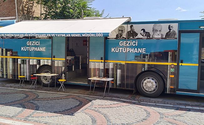 GEZİCİ KÜTÜPHANE SARAÇLAR CADDESİ'NDE