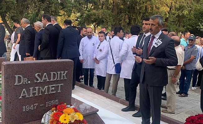 DR. SADIK AHMET KABRİ BAŞINDA ANILDI