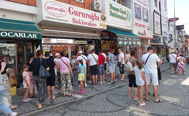 TATLI DA KOMŞUYA YARIYOR