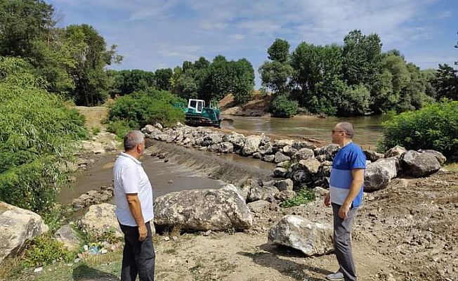 KURAKLIK TOPRAKLARI ÇATLATTI