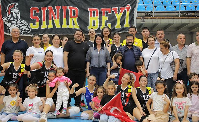 YAZGAN, VOLEYBOLCULARI YALNIZ BIRAKMADI