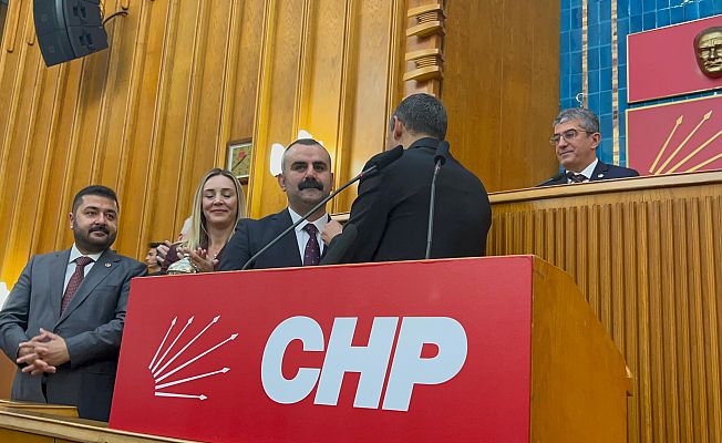 MARTİN, CHP ROZETİNİ TAKTI