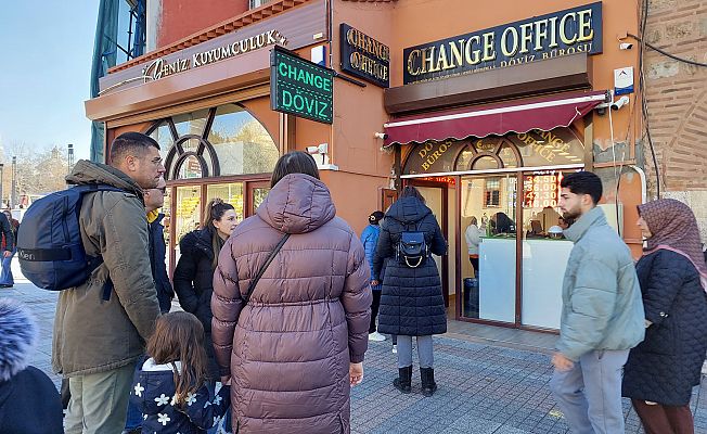 DÖVİZ BÜROLARINDA YOĞUNLUK YAŞANDI