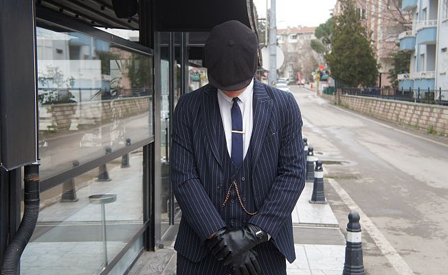 “PEAKY BLİNDERS” TARZIYLA DİKKAT ÇEKİYOR